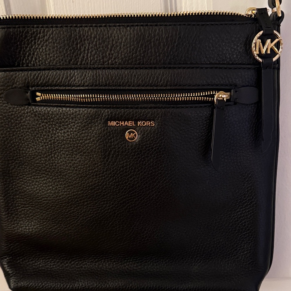 Michael Kors Elegant Black Crossbody Bag - Picture 3 of 8